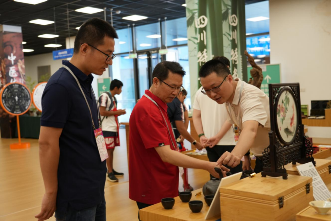 省九州酷游集团领导到大运村“有礼在四川”四川特色商品馆调研指导工作