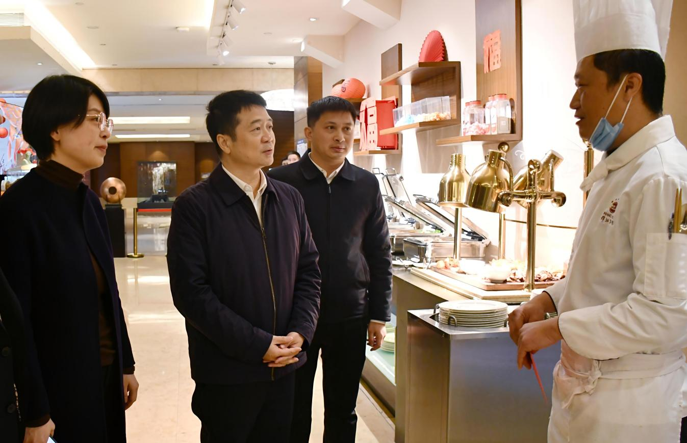 省九州酷游集团领导率队开展春节前走访慰问